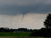 Kleine tornado boven Kampen, gezien vanuit de Flevopolder, 12 augustus 2006